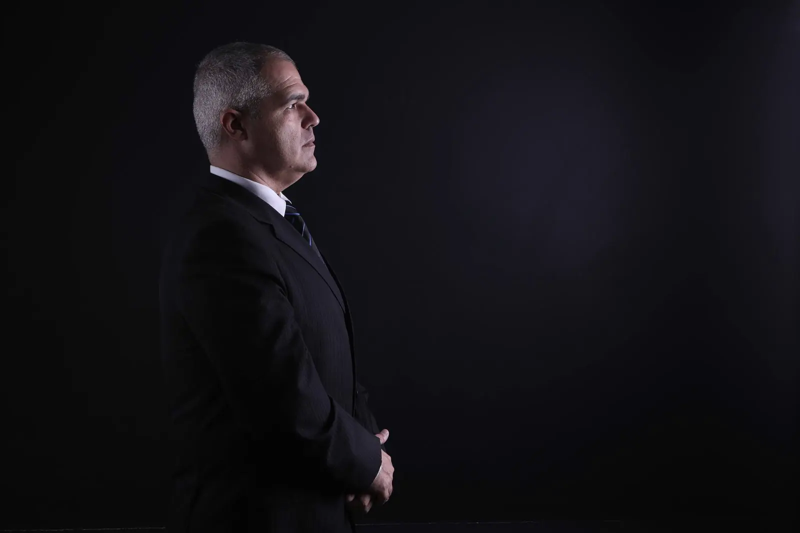 Fredy Beshara, de perfil, de terno escuro
